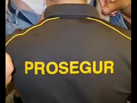 Segurança fazendo banheirao