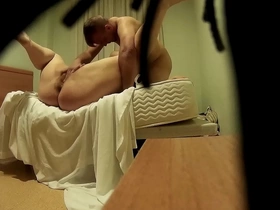 Pareja pillada en un hotel mientras ella le come el culo y le mete un dedo en el ano a su novio