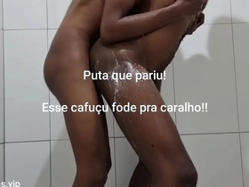 Mavambo me fodeu debaixo do chuveiro