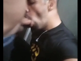 Chupei o pai do meu amigo no banheiro da smartfit