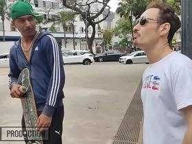 O boy na praça aceitou ir dar pros dois pauzudos
