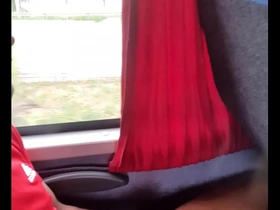 Punheta no ônibus de viagem