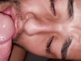 Meu tiu me botou pra mamar ele