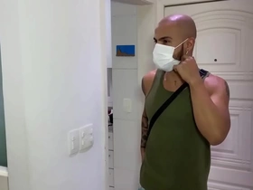 Taxista no rio de janeiro transa com seu passageiro.