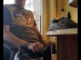 Wichsen in glanzhose harter schwanz und sneaker sniffen