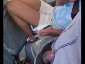 Recebi uma mamada no busão