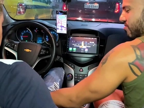 Motorista de uber ganha mamada no carro e pede pra fuder minha bunda em casa ( brunohot25 )