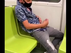 Máscarado batendo punheta no metro
