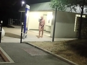 Attrapé nu au toilette de l'autoroute
