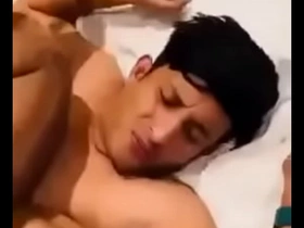 Este chacal viene a mi casa y me da una cogida con leche al final