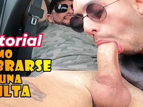 Chico gay paga una multa con una buena mamada - gendarme se la deja chupar en el auto - le hacen un buena chupada de pija en el auto a gendarmen - seduce al gendarme tocandole el bulto hasta calentarlo