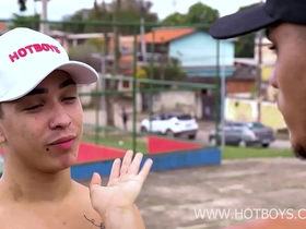 Amigos fodendo o novinho safado